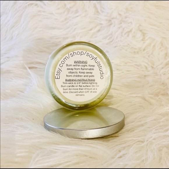 Crisp Cotton 9oz Soy Candle - Picture 3 of 3